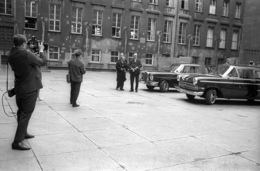 Der Besuch aus der Partnerstadt Sheffield im Jahr 1964 wird für die Bochumer Jahresschau gefilmt.