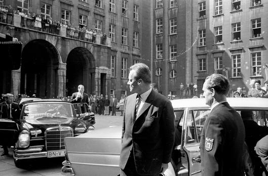 Willy Brandt im Innenhof des Bochumer Rathauses bei seinem Besuch im Jahr 1965.