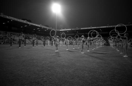 Sportlerinnen und Sportler führen Turnübungen mit einem Turnreifen bei der Abschlussveranstaltung des deutschen Turnfestes im Jahr 1990 vor.