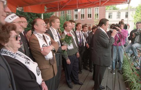 Empfang der Fußballmannschaft SG Wattenscheid 09 im Rathaus Wattenscheid zum Aufstieg in die 1. Fußballbundesliga im Jahr 1990.