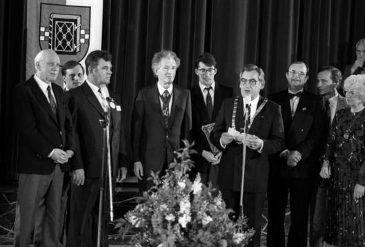 Bürgermeisters Eikelbeck hält beim Empfang der Partnerstädte zum 600. Bochumer Maiabend-Fest im Jahr 1988 eine Rede.