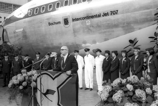 Eine Boeing 707 der Lufthansa wird 1966 in Düsseldorf auf den Namen "Bochum" getauft.