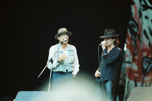 Udo Lindenberg und Joseph Beuys auf der Bühne im Ruhrstadion beim Friedensfest im Jahr 1982.