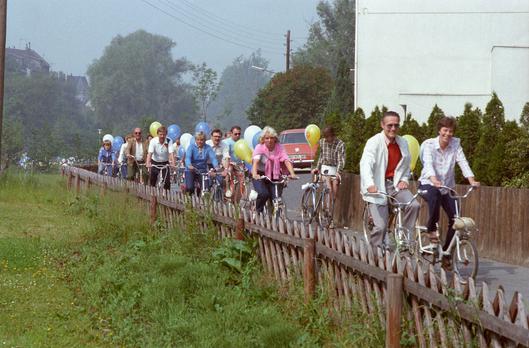 Eine Menschenmenge fährt am autofreien Sonntag im Jahr 1980 mit dem Fahrrad.