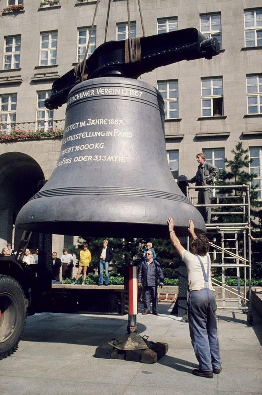 Die Glocke des Bochumer Vereins wird im Jahr 1979 auf dem Rathausvorplatz aufgestellt.
