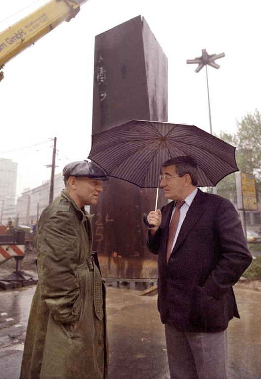Richard Serra und Kulturdezernent Dr. Erny bei der Aufstellung der Stahlplastik Terminal.