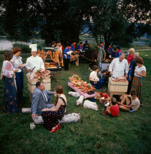 Groß inszeniertes Picknick auf den Ruhrwiesen für die Jubiläumsbroschüre des Schlachthofs.