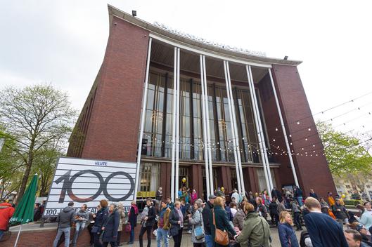 Menschen vor dem Schauspielhaus am Tag der offenen Tür zum Jubiläum "100 Jahre Schauspielhaus Bochum".