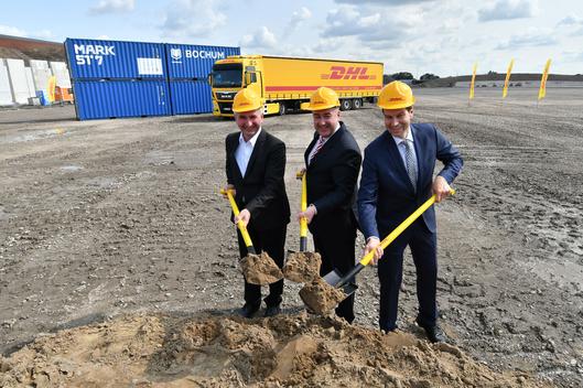 NRW-Wirtschaftsminister Dr. Andreas Pinkwart, DHL-Vorstand Jürgen Gerdes und Oberbürgermeister Thomas Eiskirch beim Spatenstich für das neue DHL-Warenverteilzentrum.