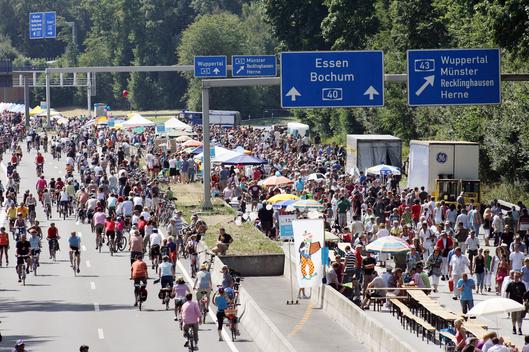 Die Aufnahme zeigt Menschen, die an der Aktion "Still-Leben" auf der Autobahn A40 teilnehmen.