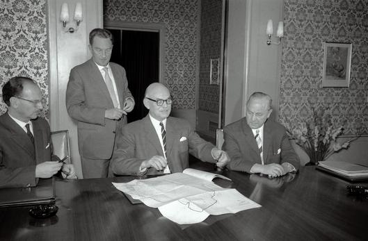 Stadtbaurat Linz, Stadtrat Habbe und Dr. Rienemann bei der Vertragsunterzeichnung zwischen der Stadt Bochum und der Opel AG.