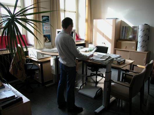 Ein Mitarbeiter archiviert Zeitungsberichte.