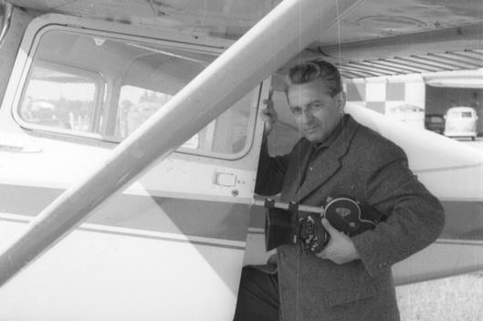 Fotograf der Stadt Bochum steigt 1961 für die ersten eigenen Luftbildaufnahmen in ein Flugzeug.