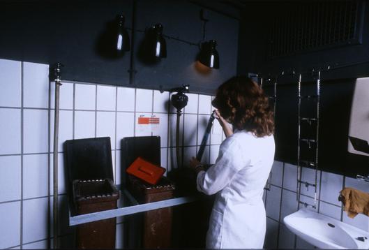 Eine Frau arbeitet im ehemaligen Fotolabor der Bildtechnik.