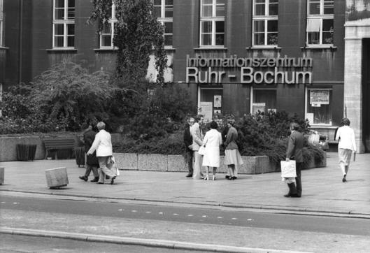 Ein historisches Bild aus dem Jahr 1976 von dem Gebäude des Informationszentrums Ruhr-Bochum.
