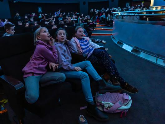 Schülerinnen und Schüler im Planetarium Bochum beim Bildungsprojekts „Mission X – Trainiere wie ein Astronaut“