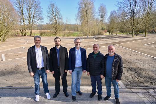 Murat Akbulut, Seyit Önker, Stadtbaurat Dr. Markus Bradtke, Hamza Sati und Sükrü Özvatan vor dem neuen muslimischen Gräberfeld