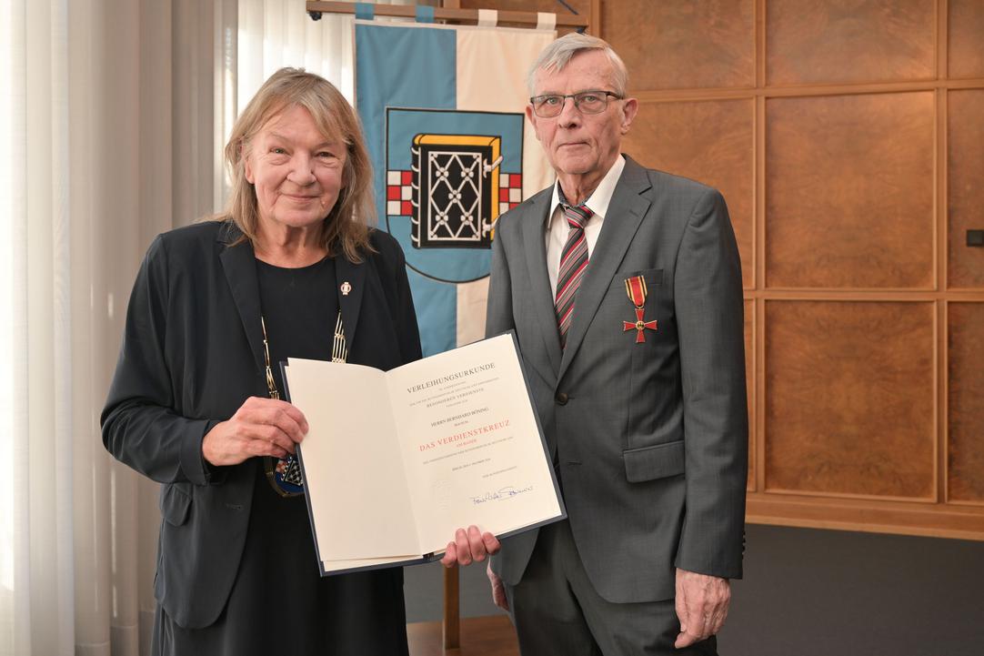 Bürgermeisterin Gaby Schäfer verleiht Bernhard Böning den Bundesverdienstorden.