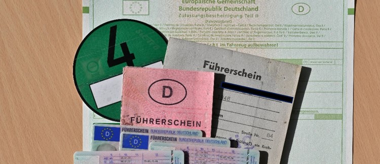 Ein Stapel aus Führerscheinen und Fahrzeugscheinen.