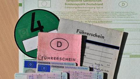 Ein Stapel aus Führerscheinen und Fahrzeugscheinen.