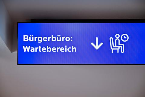 Anzeigetafel zum Bürgerbüro im Rathaus