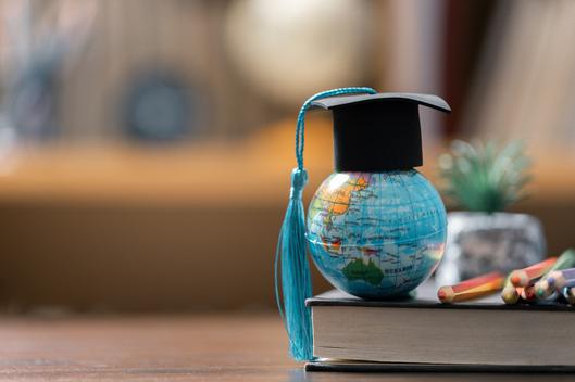 Die Nachhaltigkeitsziele und eine Erdkugel mit aufgesetzter Abschlusskappe 