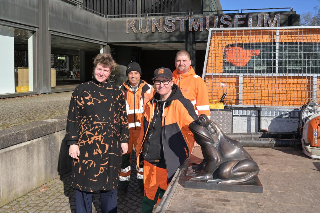 Die Figur des Frosches Fridolin wird von Kerstin Kitzing, William Schob und Dundar Suhkru vom Technischen Betrieb aus dem Stadtarchiv ins Kunstmuseum transportiert.