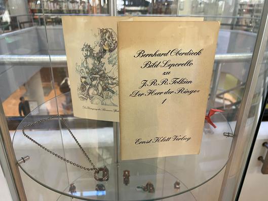 Tolkien-Lektüre in einer Vitrine