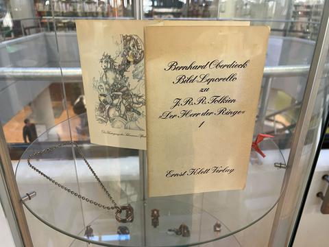 Tolkien-Lektüre in einer Vitrine 