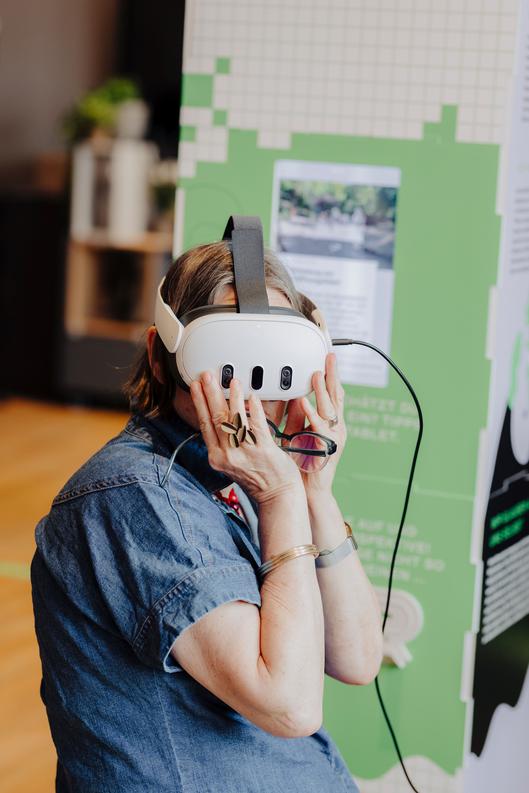 Eine Frau mit einer VR-Briller auf dem Kopf