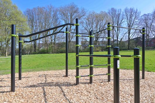 Calistenicsanlage auf einem Spielplatz