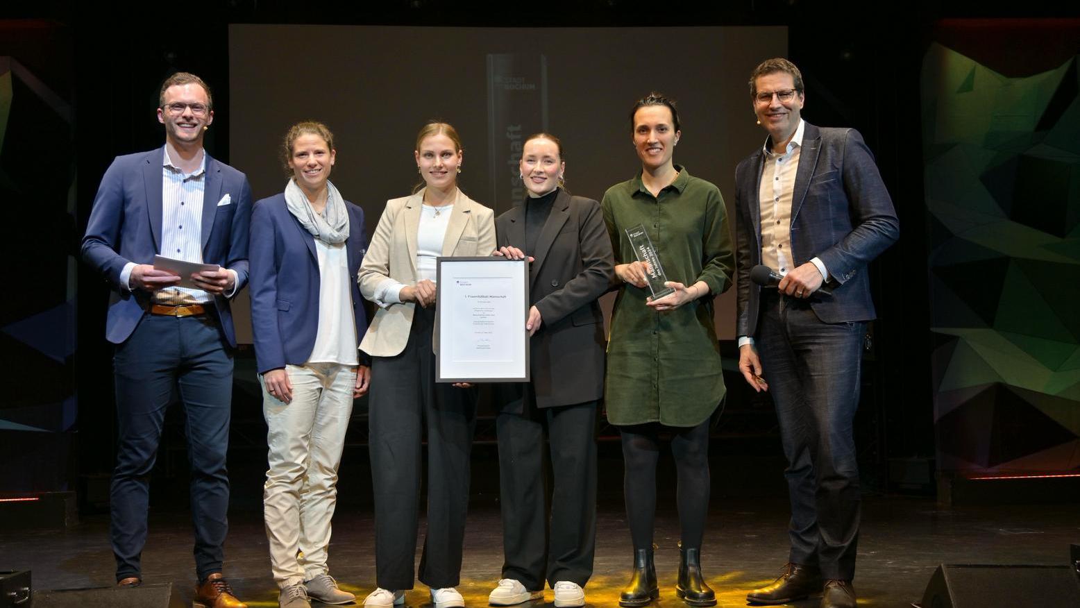 Die VfL-Frauenmannschaft als Mannschaft des Jahres 2024