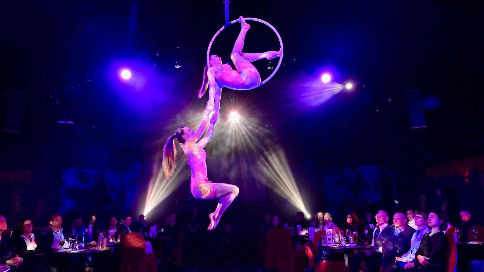  Das Duo „Fire“ mit akrobatischen „Drehmomenten“ im Luftring unter der Zeltspitze