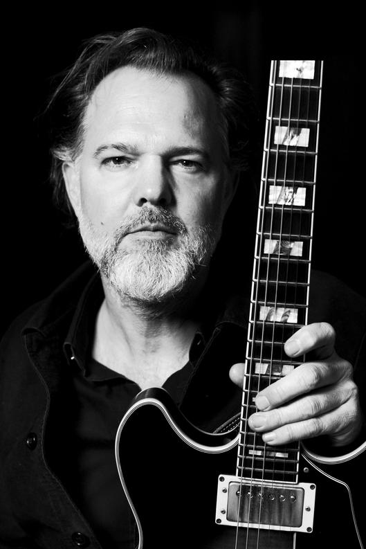 Ein Portrait des Gastsolisten Philipp van Endert mit seiner Gitarre.