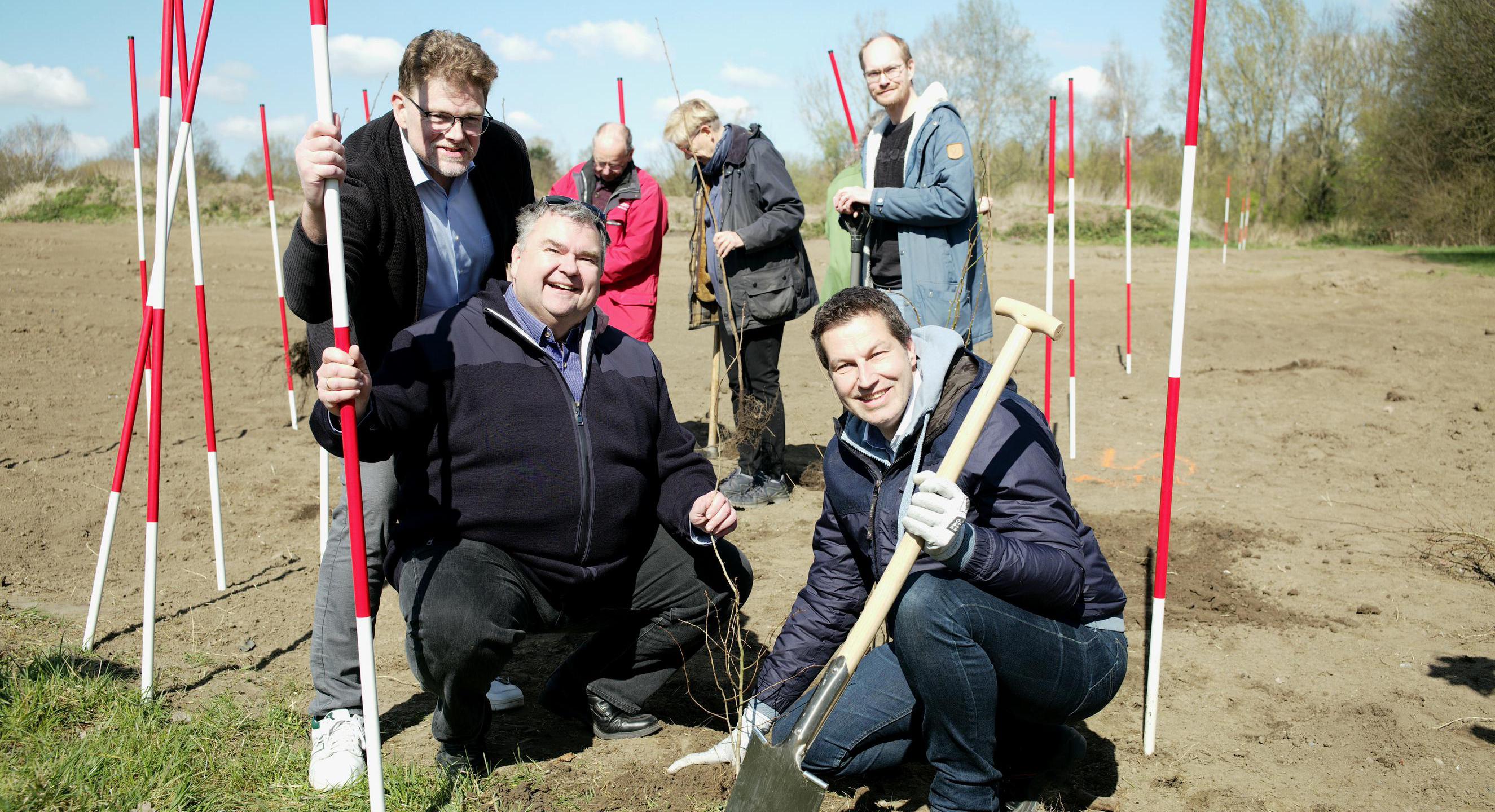 Zu sehen sind: Oberbürgermeister Thomas Eiskirch pflanzte gemeinsam mit Jörg Czwikla, Vorsitzender des Umweltausschusses und Dr. Dirk Meyer, Bezirksbürgermeister Bochum-Ost, die ersten Gehölze für den neuen Wald in Bochum (v.r.)