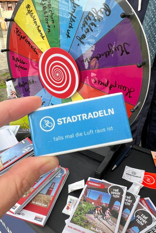 Ein Glücksrad und ein Stadtradeln Aufkleber