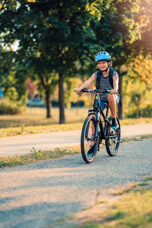Ein Mädchen fährt Fahrrad