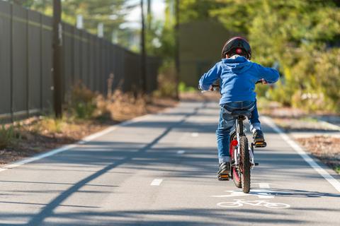 Ein Kind fährt Fahrrad