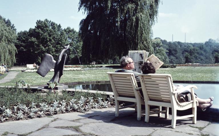 Ein Bild aus den 1960er Jahren im Stadtpark Bochum. Ein Ehepaar sitzt auf einer weißen Bank am Gondelteich.