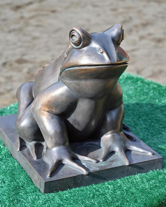 Foto einer Statue eines Frosches.