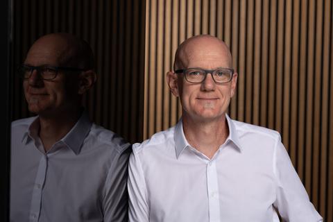 0 Dr. Lars Tata