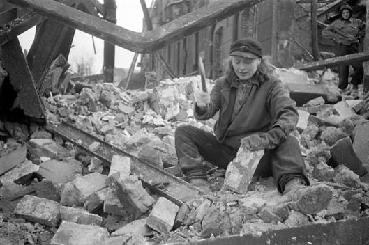 Trümmerfrau im Ehrenfeld bei der Meinolphuskirche am 15. März 1949