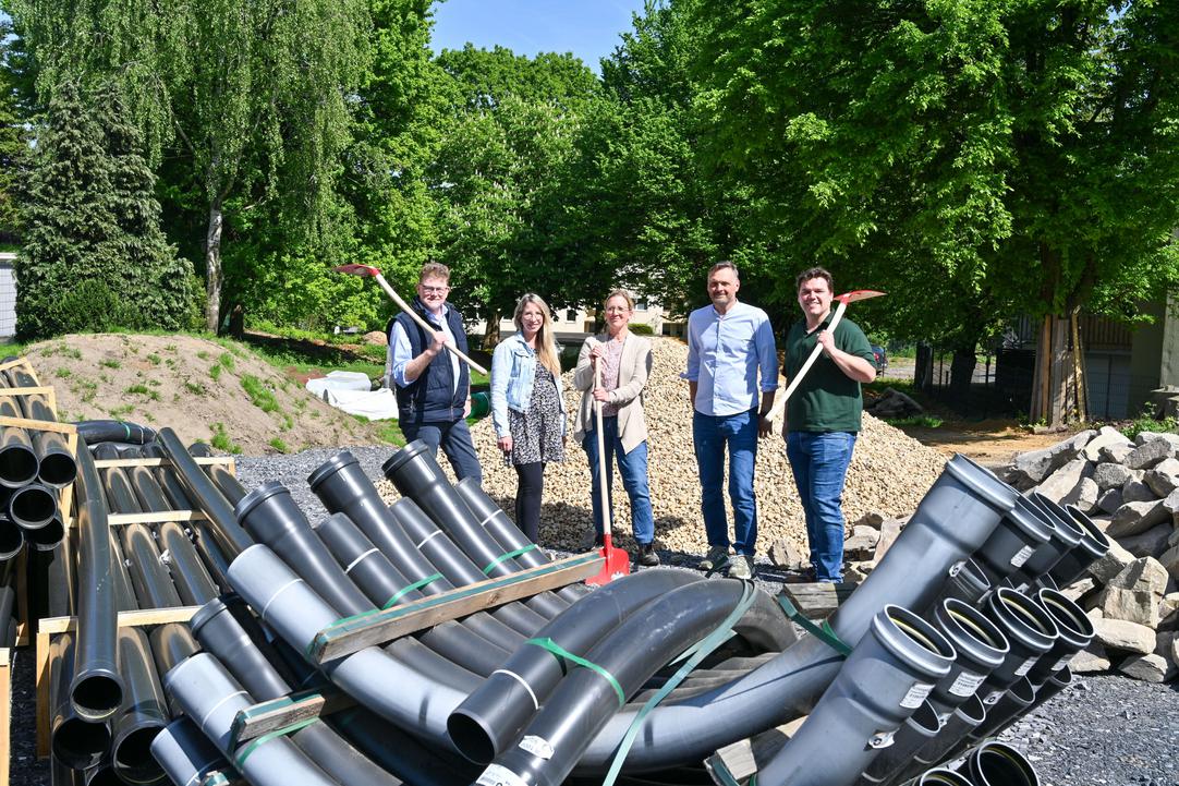 Bezirksbürgermeister Dirk Meyer, Eva Kleemann und Sonja Ringelmann von der Stadt Bochum, Landschaftsarchitekt Klaus Tenhofen und Jens Rehwinkel von der Stadt Bochum auf einer nun im Umbau befindlichen Grünverbindung in Bochum-Laer