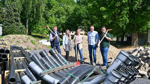Bezirksbürgermeister Dirk Meyer, Eva Kleemann und Sonja Ringelmann von der Stadt Bochum, Landschaftsarchitekt Klaus Tenhofen und Jens Rehwinkel von der Stadt Bochum auf einer nun im Umbau befindlichen Grünverbindung in Bochum-Laer