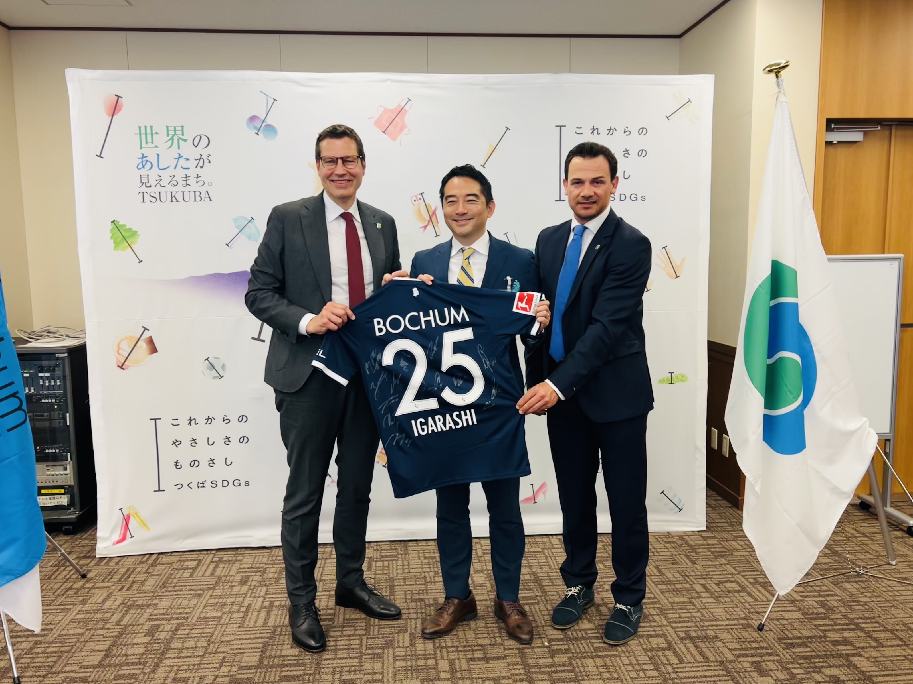 Um die 2019 ins Leben gerufene Städtepartnerschaft zwischen Bochum und Tsukuba weiter zu vertiefen, reiste eine Delegation aus Vertreterinnen und Vetretern der Stadtverwaltung, der Wirtschaft sowie der Bochum Wirtschaftsentwicklung, der Ruhr-Universität Bochum und der Hochschule Bochum, Radio Bochum sowie des VfL Bochum 1848 unter der Leitung von Oberbürgermeister Thomas Eiskirch nach Japan.