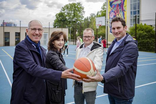 Von Links: Schul- und Sportdezernent Dietmar Dieckmann, Schulleiterin Zoi Stefanou, Falko Hildebrandt, Referat für Sport und Bewegung, Bezirksbürgermeister Marc Westerhoff