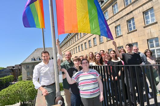 Die Regenbogenflagge weht über dem Rathaus