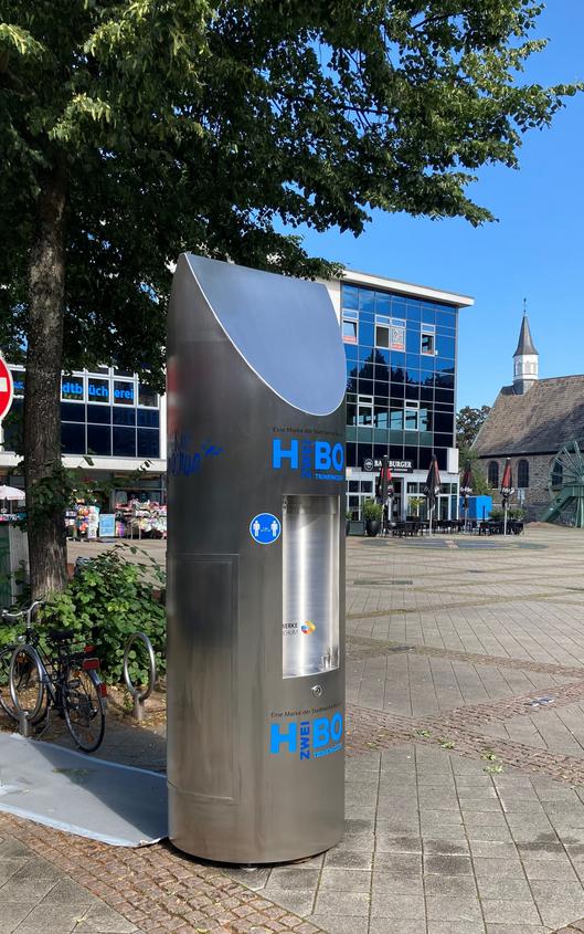 Bildunterschrift: Zusätzlich zu den festinstallierten Brunnen sind mobile Wasserspender in der Bochumer sowie Wattenscheider Innenstadt im Einsatz.