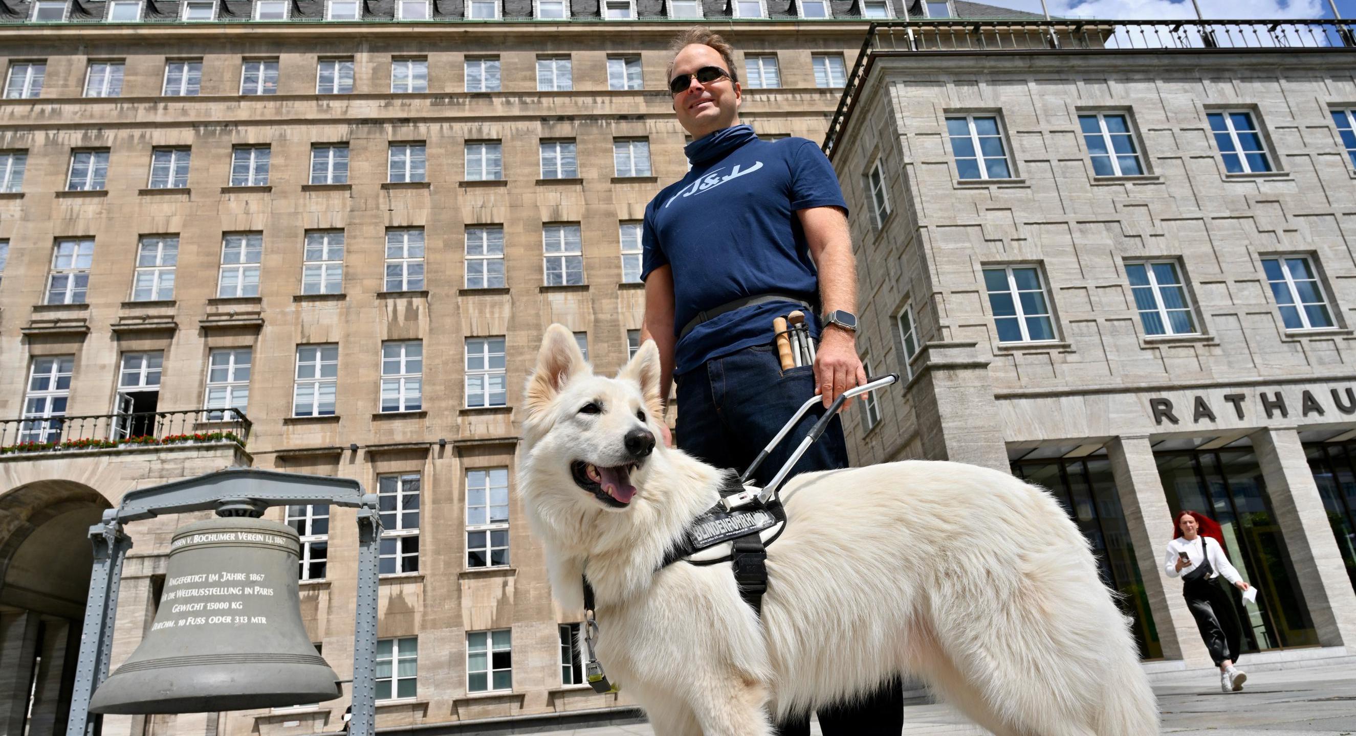 Denis Mohr mit Assistenzhund Noah am 26.05.2025 in Bochum