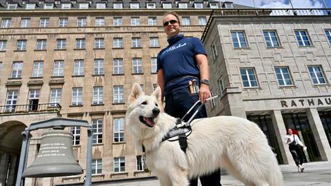 Denis Mohr mit Assistenzhund Noah am 26.05.2025 in Bochum